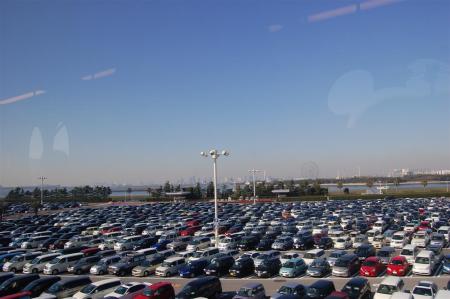 Really lots of cars, how many people visit this place?